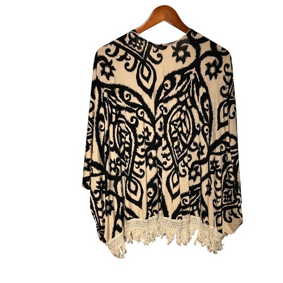Hershe Women's Black and Beige Patterned Kimono With Crochet Fringe - Size L - Picture 4 of 8